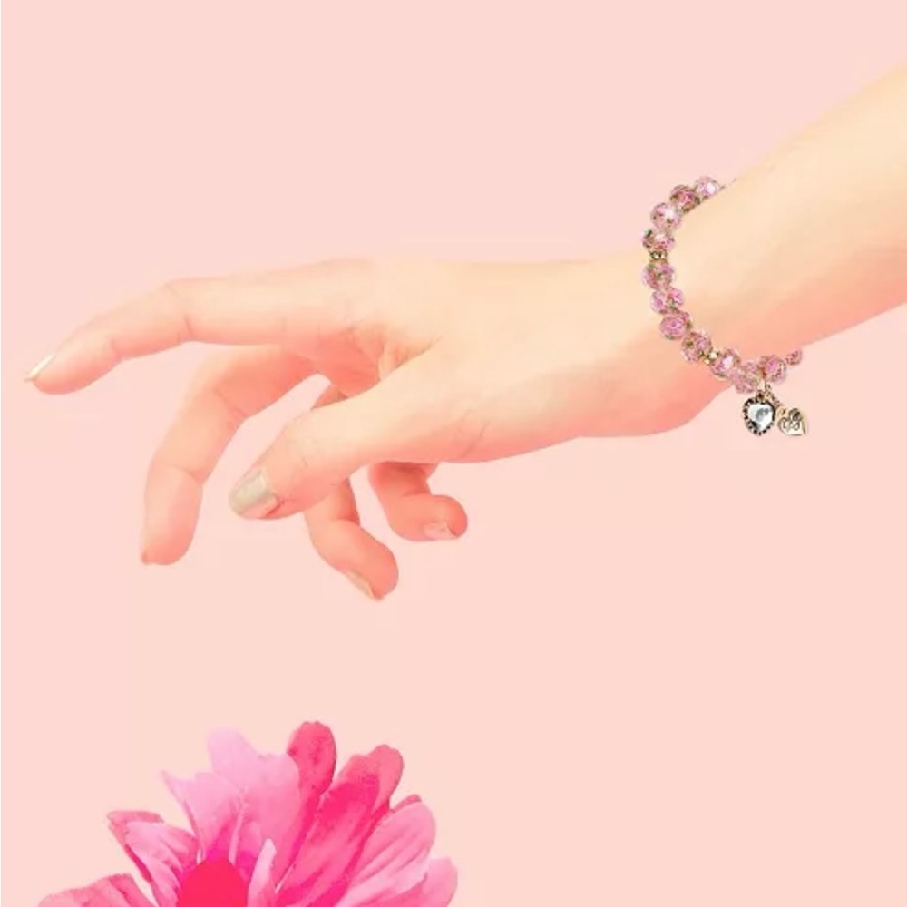 💗 Betsey Johnson Pink Rose Beaded Stretch Bracelet w/ Heart Charms – NWT 💗 - Picture 3 of 4